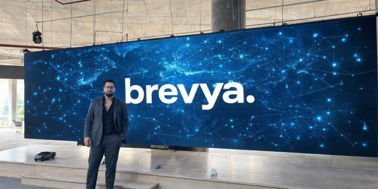 Empreendedor brasileiro antecipa tendências e aposta no WhatsApp como plataforma de negócios